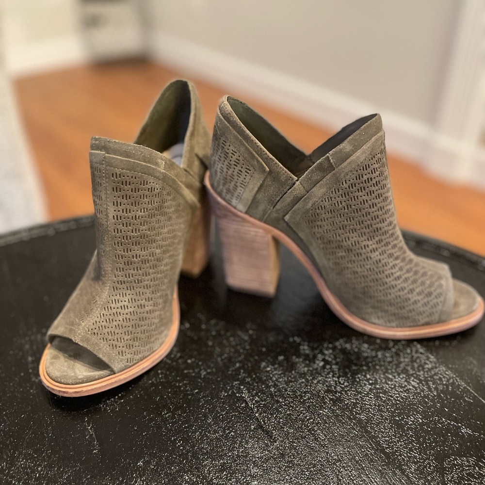 Vince Camuto green suede peep toe bootie, block heel, size 8